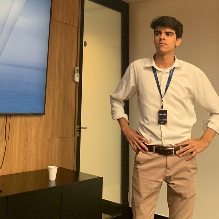 Guilherme Borborema apresentando um projeto em reunião